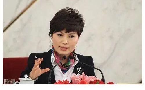 “国脸”李瑞英：台上稳坐主播28年，却因一件事遗憾终生