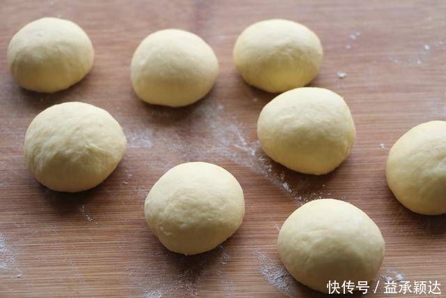 面包别再买了,自己在家做,不用黄油不用高粉,柔软拉丝真好吃!