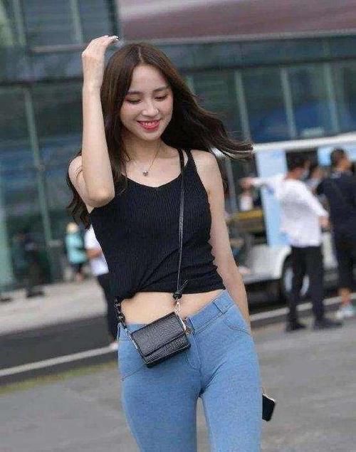 芳华韶华 美女脚上搭配着一双绑带的高跟凉鞋,整个人带着波西米亚的风格