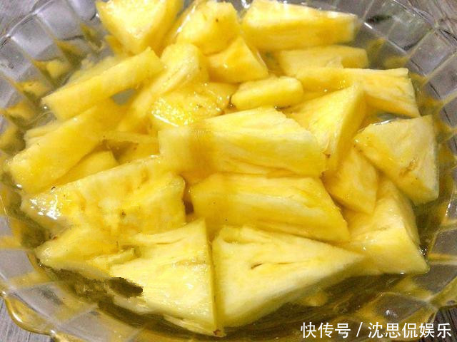 吃菠萝,最忌用盐水泡,教你3个“灵魂吃法”,不酸不涩更甘甜
