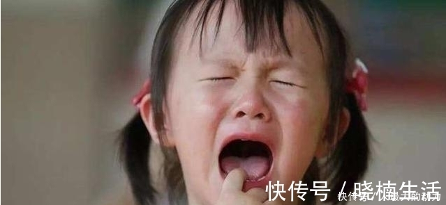 爸爸|爸爸嫌玩具太贵,在超市里跟孩子撒泼打滚,儿子:不买了还不行吗