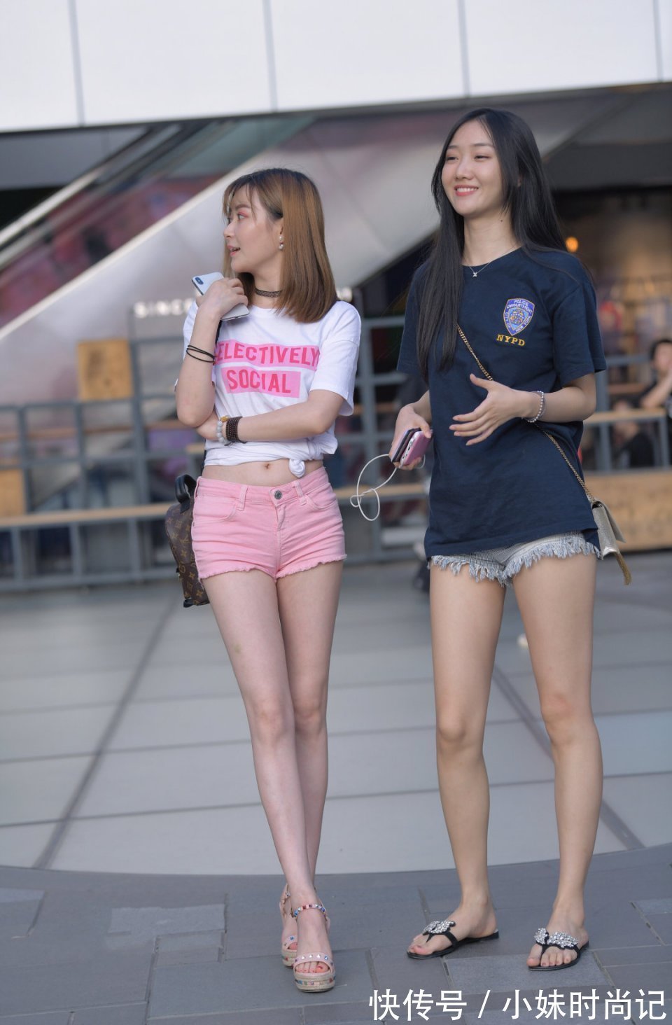 街拍|街拍: 2个闺蜜在一起, 这是一个选择题怎么办