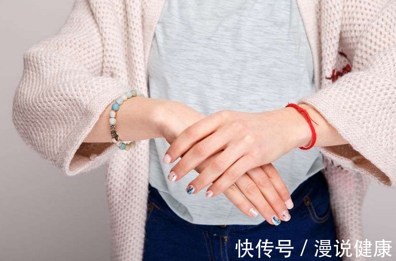 麻木|手麻不一定是压到了,背后3个原因该早应对,避免病情加重!