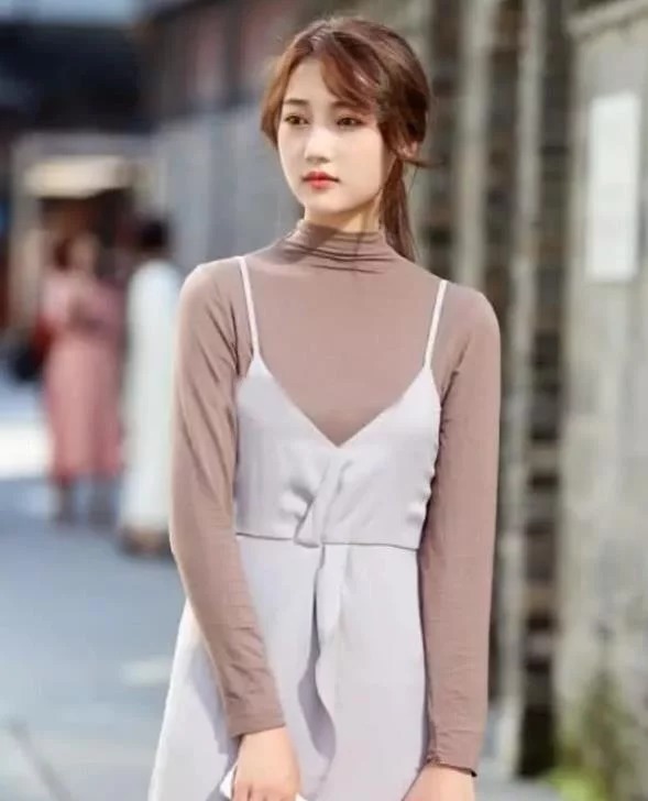 身姿|气质大方的长发美女,休闲衫搭配黑色瑜伽裤,帅气挺拔显身姿