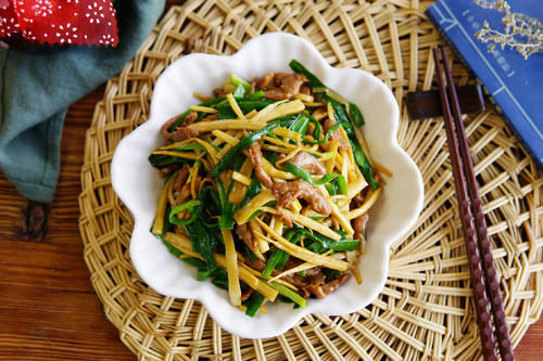 春天到了，2样“春菜”炒一盘，滋味“鲜到家”了，早吃早尝鲜