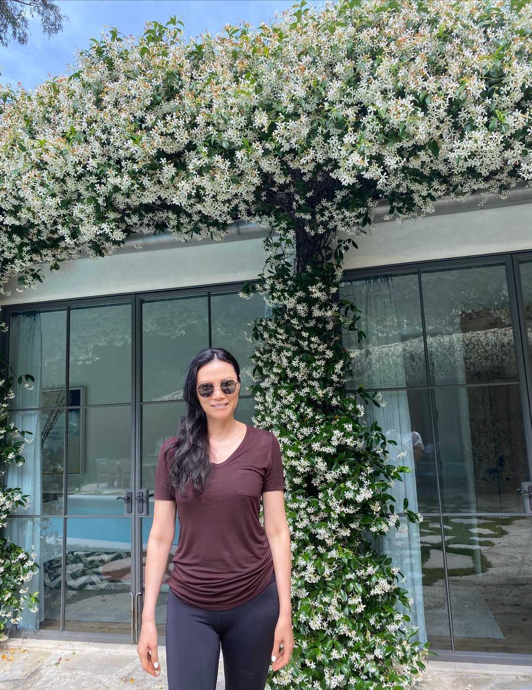 邓文迪真厉害！穿一件印花旗袍亮相，展现自己窈窕的身段，真吸睛