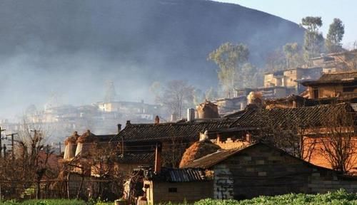 隐藏在山坡上的古村落，已有五百多年历史，因土掌房走红