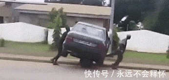 |搞笑GIF趣图:今天去相亲,对方一直玩手机,我还有戏吗?