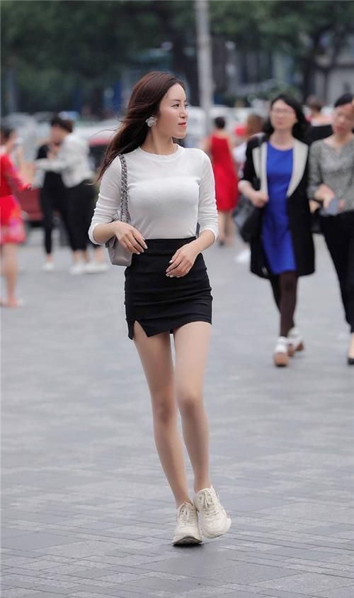 时髦的单品或许不适合自己,简单的黑白配也能打造出轻松时尚的造型