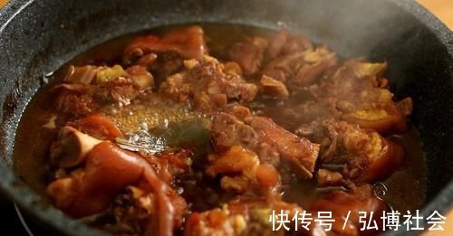 炖猪蹄怎样能上色，只要加了这“三样”，猪蹄红润脱骨，软烂入味