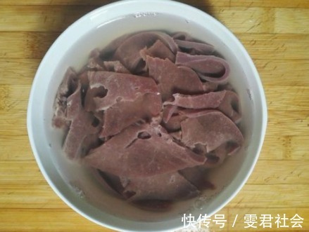 猪肝|炒猪肝,直接下锅炒就错了!再加2步,猪肝嫩滑好吃、干净无腥味