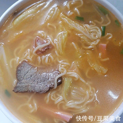 火腿肠|这道「一人食」牛肉饭团+泡面美味下饭，连着吃都不腻