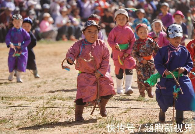 马鞍|自驾新疆行绕道锡林郭勒，滞留苏尼特那达慕，却被执着志愿者感动