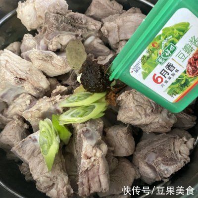 回味无穷的酱炖骨头来拯救你的胃