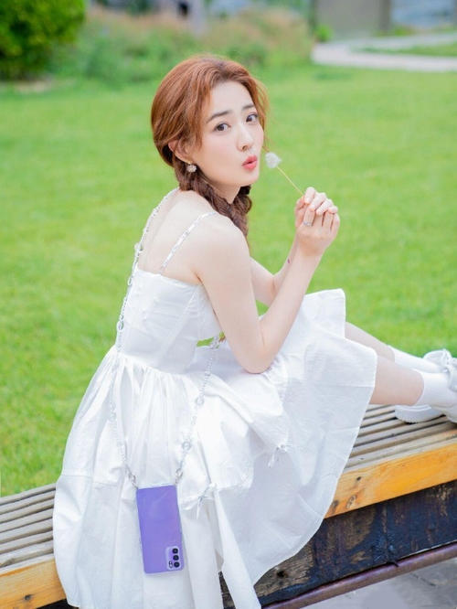 性感|章泽天穿小白裙美到耀眼,都当妈妈了,打扮甜美还是那个奶茶妹妹