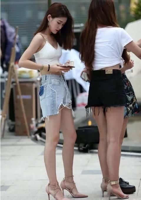 街拍长腿热裤高跟美女,小姐姐身材真好