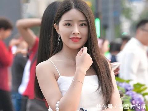 街拍: 气质出众的小姐姐, 穿上时髦的吊带装, 魅力女神气质出跳