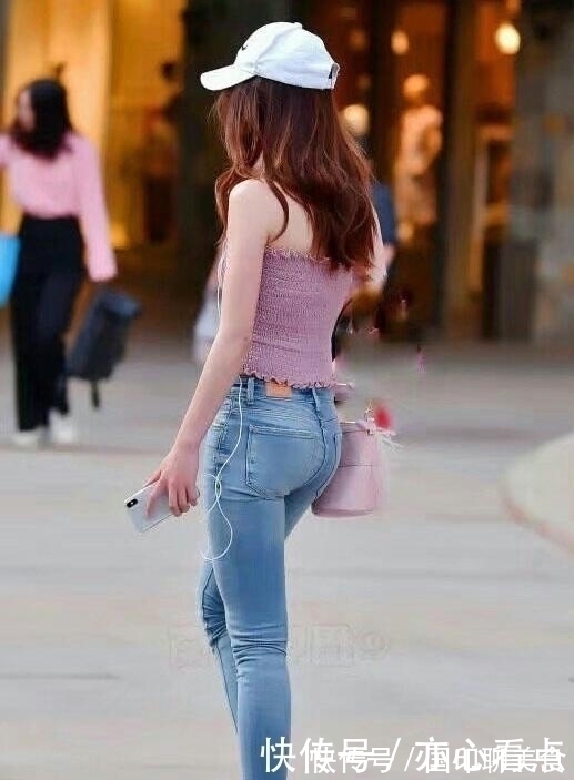 大长腿 紧身牛仔裤美女,既时尚又干练优雅,走在路上满满的回头率