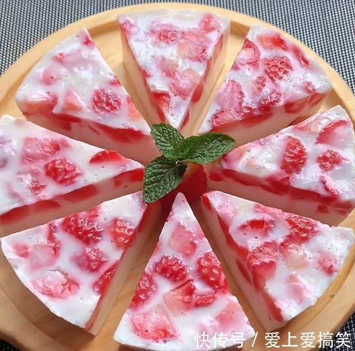 小朋友在家,用草莓,简单几步,轻松做成小吃,香甜爽口,人人爱