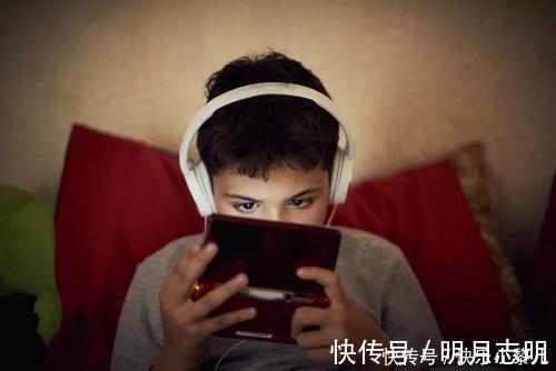 电子产品|3岁女童手指无法屈伸，元凶家家都有，这类“精神鸦片”害娃不浅
