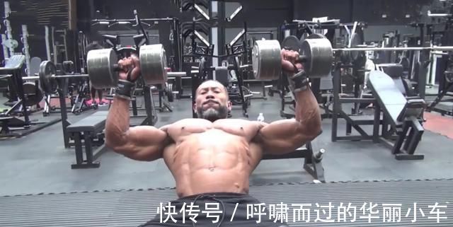 大臂|靠饱满胸肌成为世界冠军享誉健身圈塑造胸肌无关动作需要细节