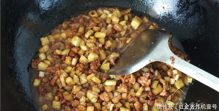 面条和茄子一起做,原来这么好吃,我家隔三岔五做,每次吃光光