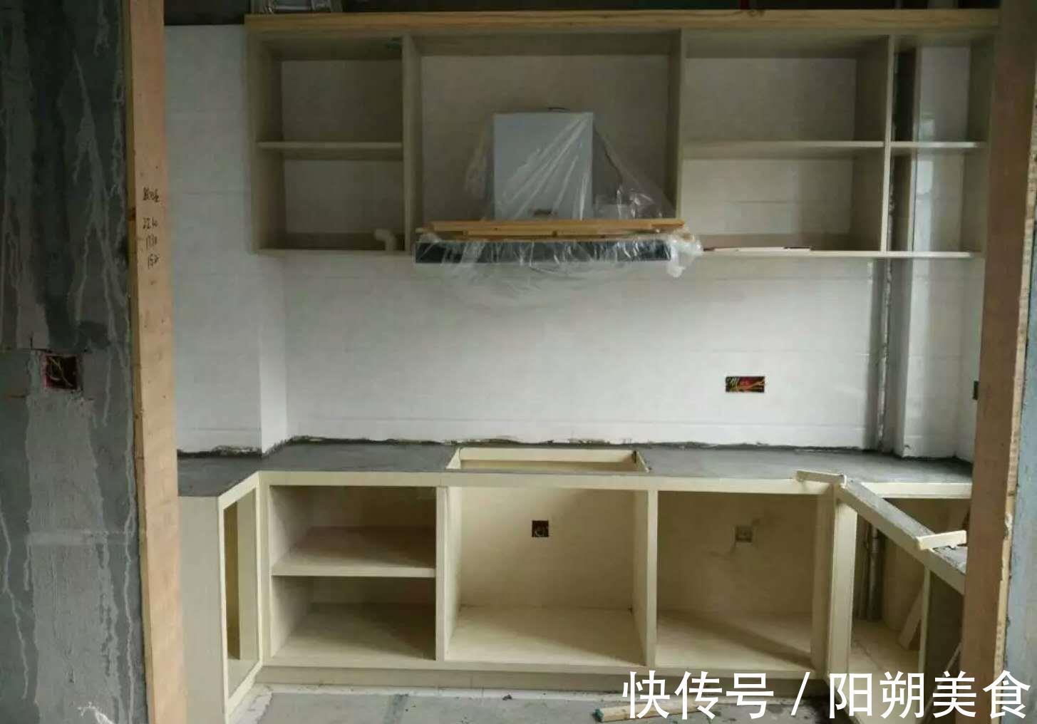 水泥|越来越多人不装橱柜，用水泥直接砌筑，看似实用，聪明反被聪明误