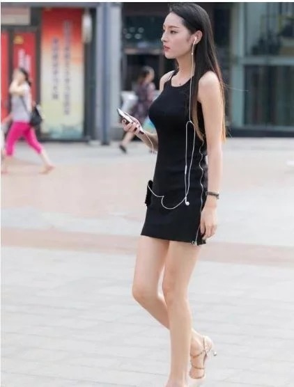 街拍：穿牛仔紧身上衣的小姐姐，笑容甜美气质典雅，非常惹人喜欢