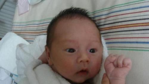 新生儿|助产大夫被新生儿“碰瓷”,网友调侃这么记仇,长大后不好惹