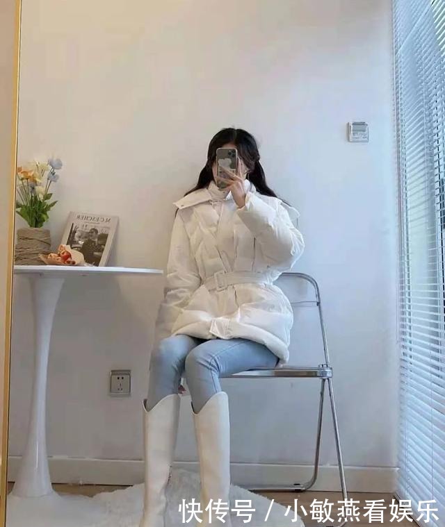 羽绒服+骑士靴,羽绒服+碎花裙,冬天这么穿又美又飒