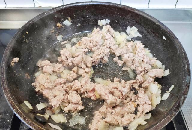 炸酱面好吃有窍门,大口吃才叫过瘾,酱香浓郁,一碗都不够吃