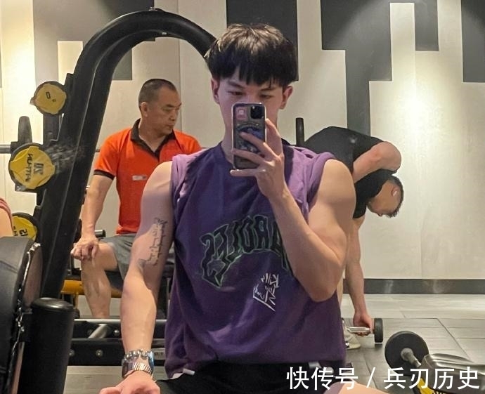 大男孩|帅气的成都大男孩,健身四个半月,手臂和肩有进步,胸肌差点意思!