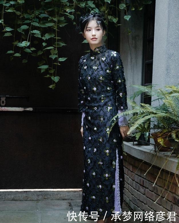 “不招摇”的旗袍穿出来,到底有多美?温婉减龄,更适合少女穿