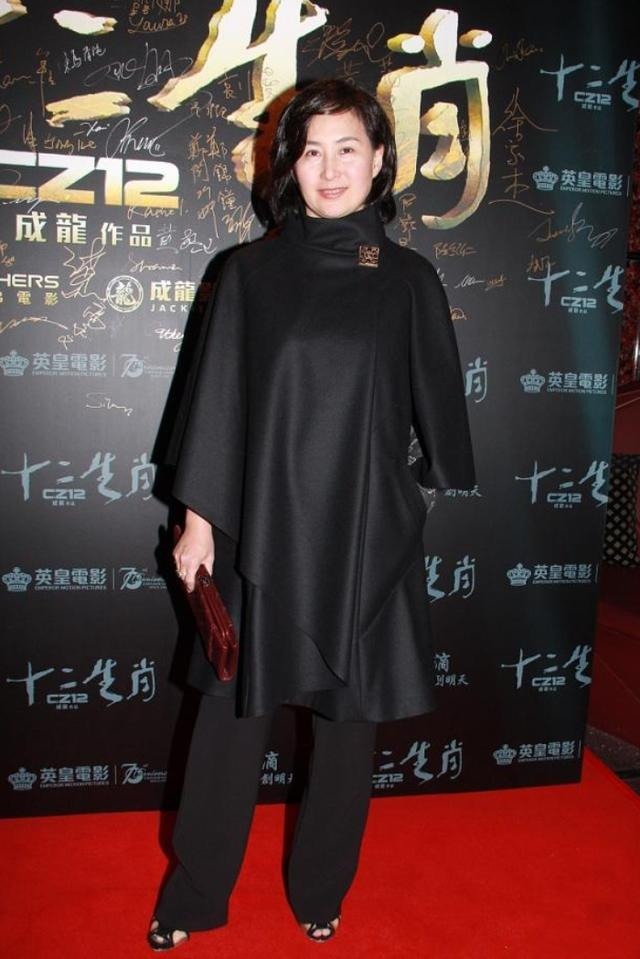 何超琼衣服品味真好！穿一件皮草披肩搭配连衣裙，秒变“贵妇”