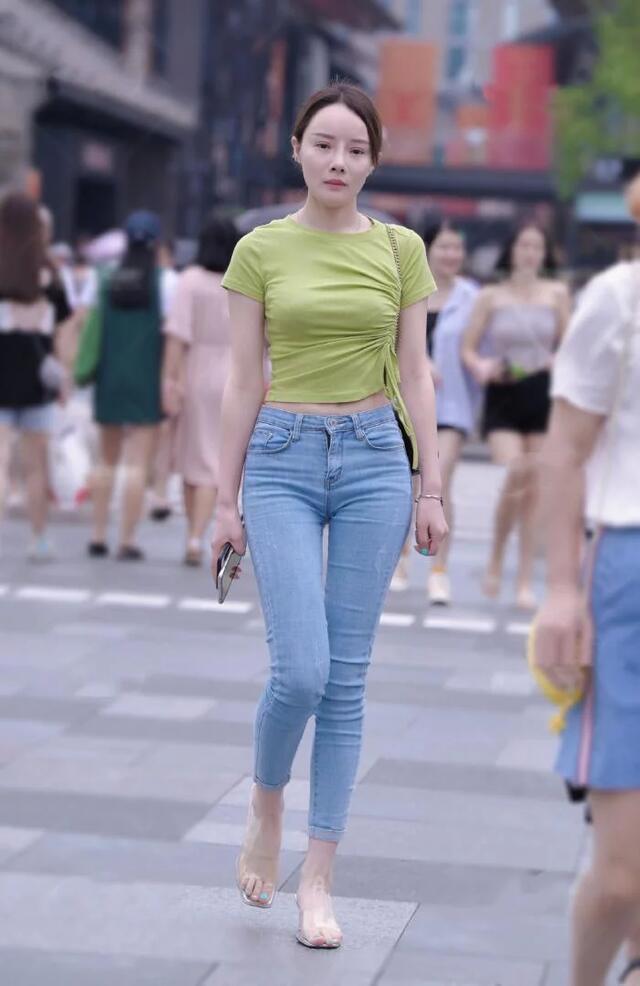 抹胸裙|街拍巧搭牛仔裤，让造型远离路人感，显得时尚大方又靓丽