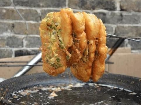 炸油条|大爷这种早餐一卖就是30年,一根卖到3块钱,来晚了都吃不到