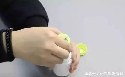 难题|出门鞋子脏了不用愁，只需2个塑料瓶盖，立马解决难题，简单方便