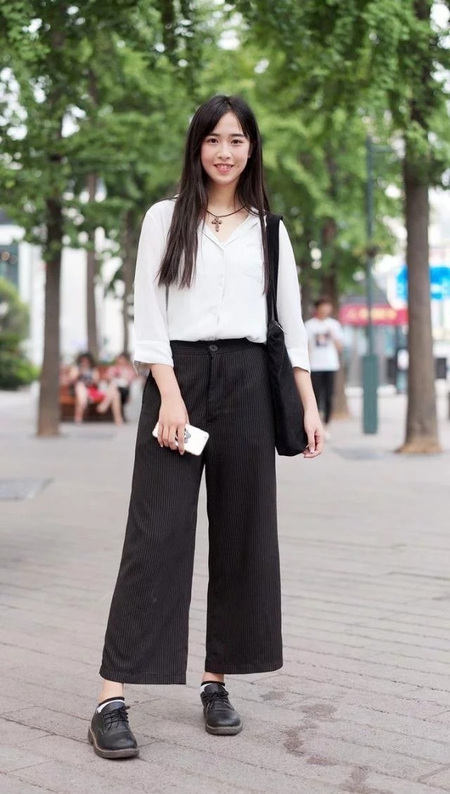 街拍：高挑气质小姐姐，尽显纤细腰肢和修长美腿