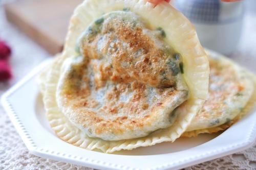 懒人韭菜盒子，不和面不揉面，皮薄馅大，而馅料特别柔和