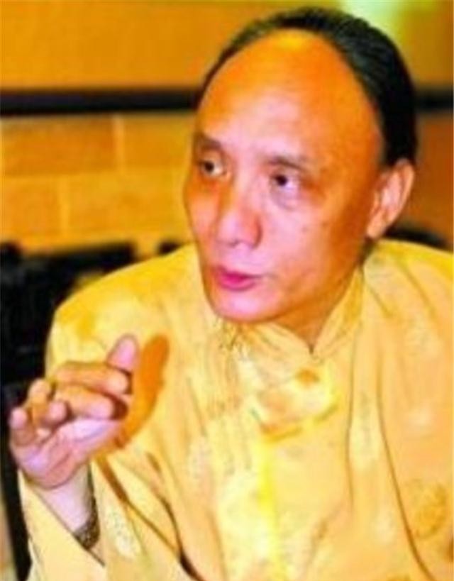 世孙|他自称是多尔衮十世孙,在火车站穿黄马褂大闹,扬言要住进故宫