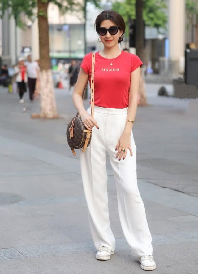 街拍小姐姐一身清新的蓝色连衣裙,绽放出简约大方曼妙身姿