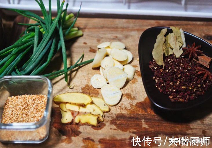 炸辣椒油，最忌直接泼油，教你2个技巧，香辣不发苦，拌啥都好吃