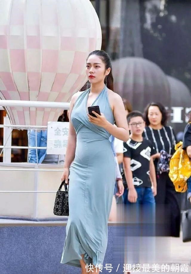 连衣裙 清新洒脱的连衣裙穿搭尽显自然的洒脱,有型有款的身姿,搭配舒适!