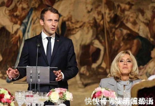 布丽吉特 67岁布丽吉特换发型了,法式小卷宛如芭比,皮肤光滑似少女