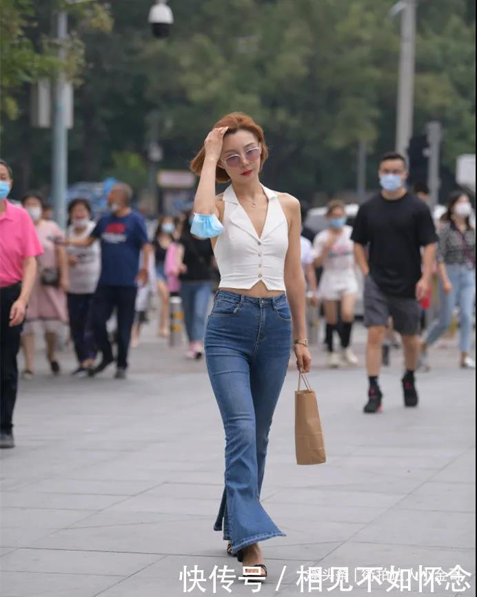 街拍穿喇叭牛仔裤的漂亮女生