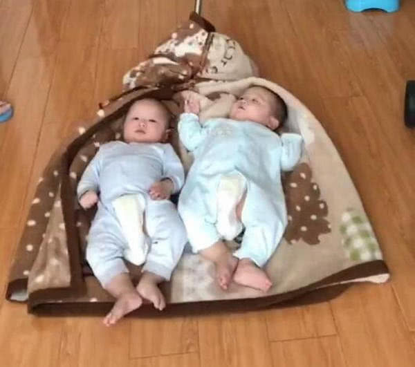 充话费送|双胞胎妈妈自制拖地神器,看到“拖把”网友乐了:娃是充话费送的