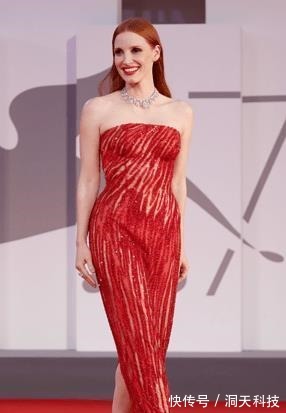 耳环 大宝石项链红毯回归,珍珠项链多层进发,社交媒体改变审美