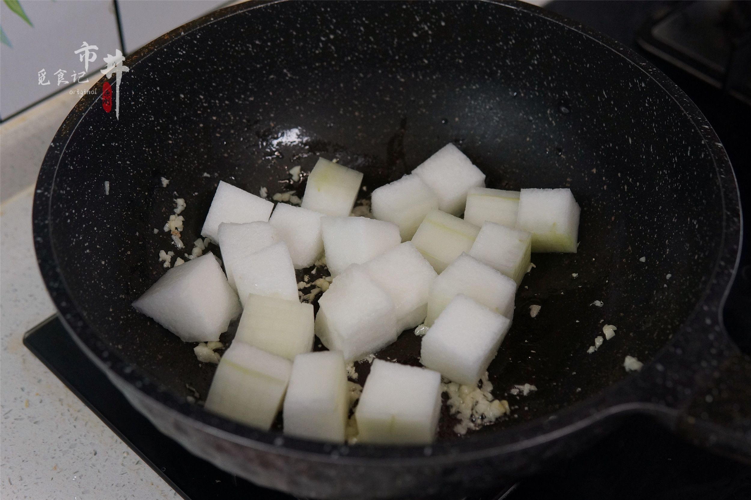 红烧冬瓜|学会冬瓜这样吃，一顿能干两碗饭，不放肉也很香，上桌汤汁都不剩