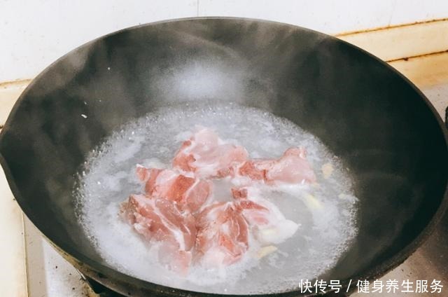 为啥排骨焯水后变得又腥又柴看到大厨操作才知道,问题出在水上