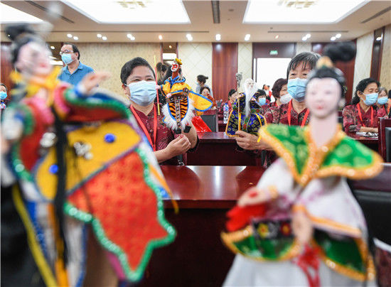 黄浦|关爱失能失智老人 黄浦闵行两区三街镇老人演绎“手掌木偶戏”